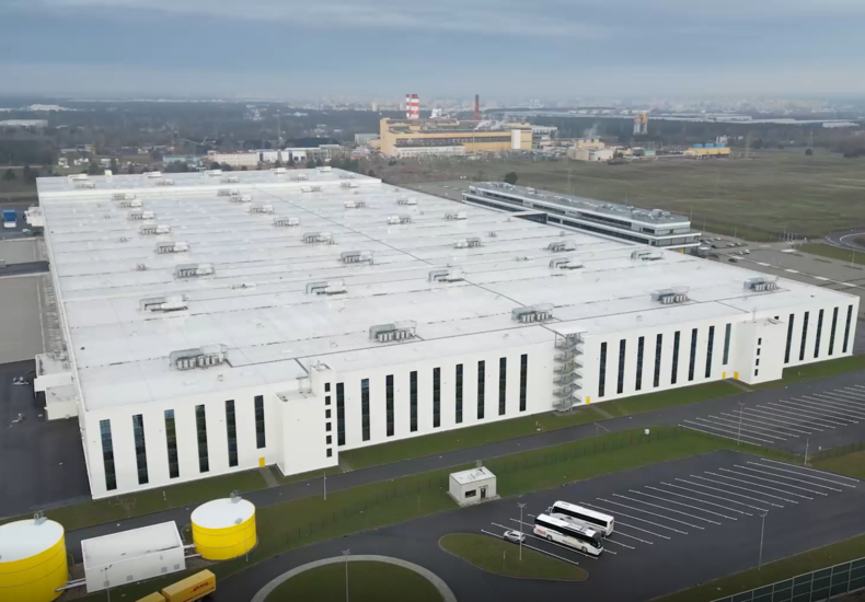 Großes Logistikzentrum mit moderner Lagerhalle und weitläufigem Betriebsgelände. Die Logistikimmobilie ist für automatisierte Lager- und Intralogistiklösungen ausgelegt.