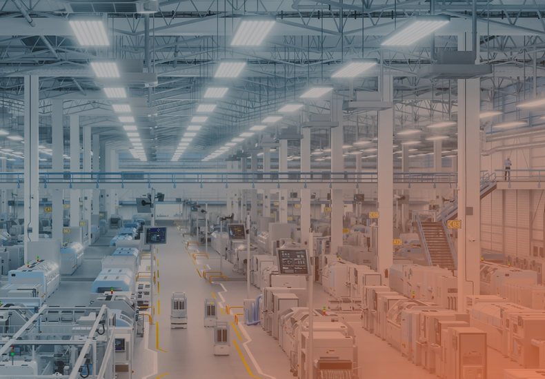 Industrielle Fertigungsmaschinen arbeiten entlang geordneter Produktionslinien, während mobile Einheiten Gänge passieren und Monitore Statusdaten zeigen; weitläufige, hell beleuchtete Fabrikhalle mit hoher Decke, Stützen, Fördertechnik und gelben Sicherheitsmarkierungen.