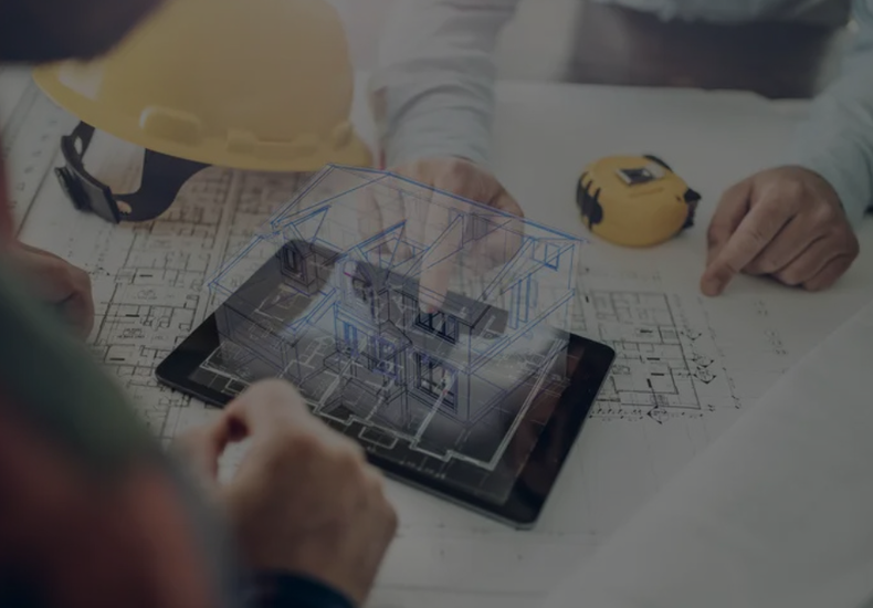 Darstellung digitaler Planung im Generalplanungsprozess mit Tablet, Bauplänen und Helm als Symbol für moderne, integrierte Projektabwicklung.