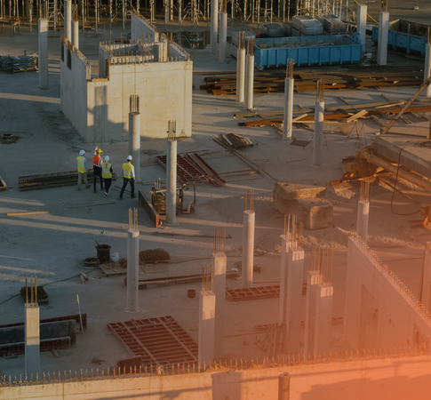 Menschen auf der Baustelle eines Industriegebäudes, zeigt die Generalplanung eines Industrieprojekts