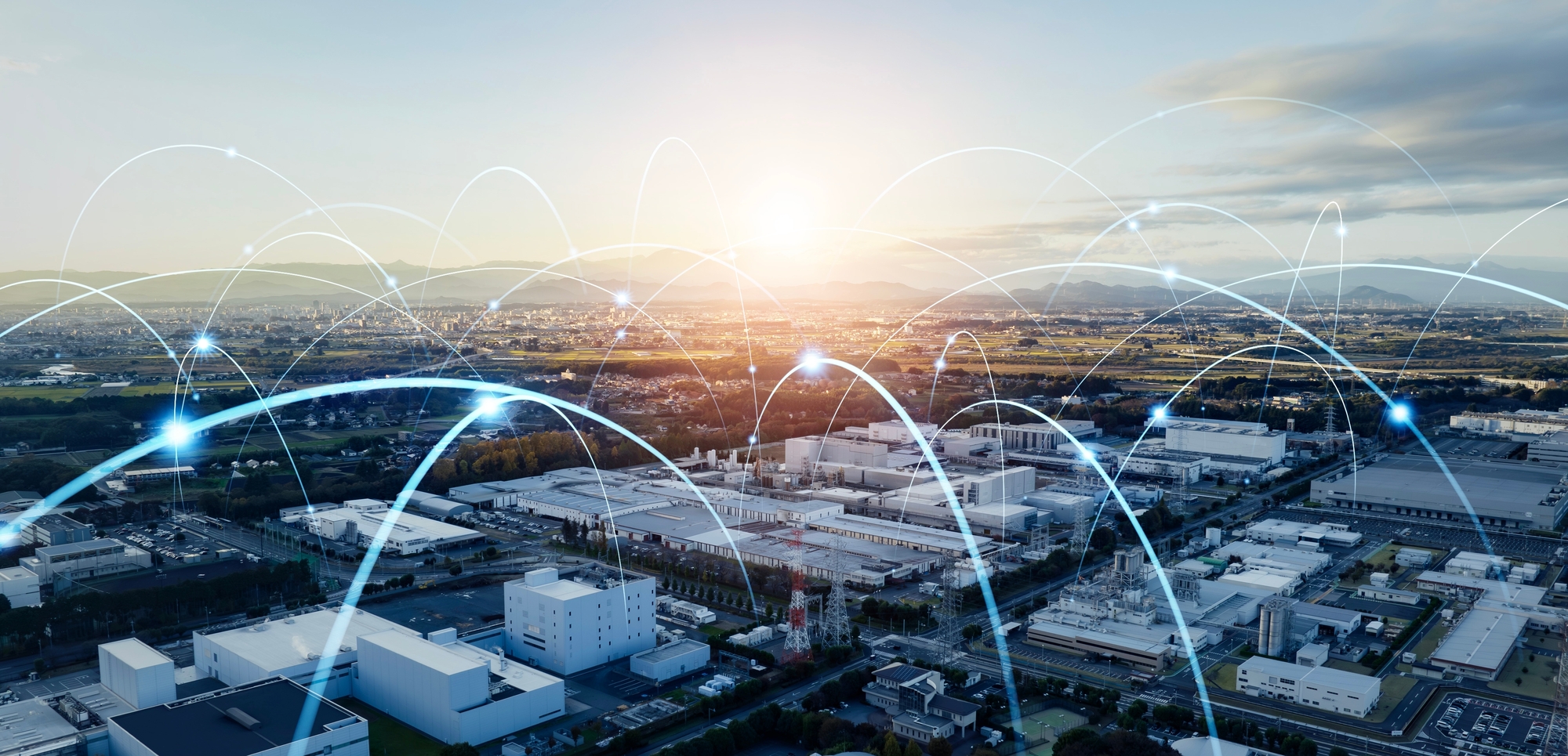 Fehlteile analysieren in der Beschaffungslogistik Vernetzte Industrieanlagen aus der Luft mit digitalen Verbindungslinien als Symbol für transparente Beschaffungslogistik