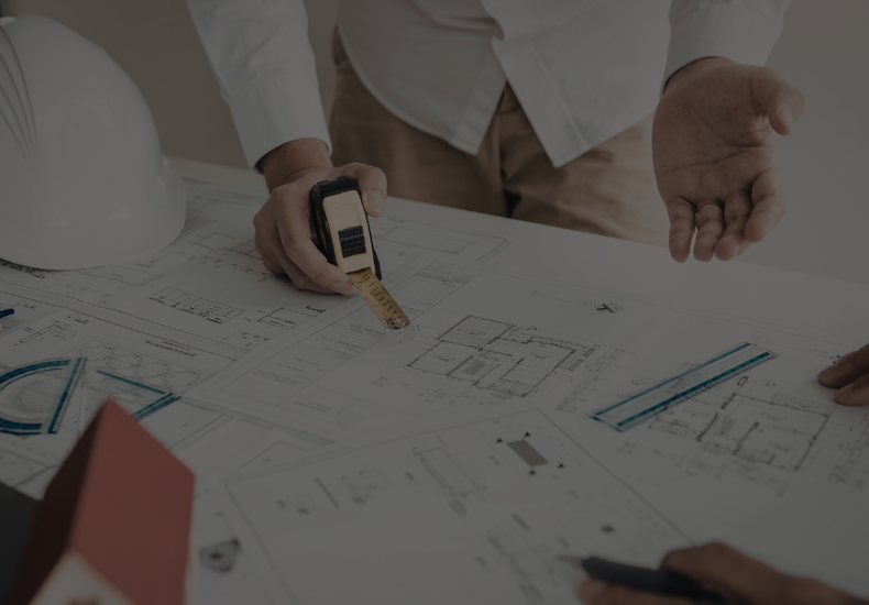 Architekt der skizziert, zeigt Arbeitsfeld bei Metroplan.