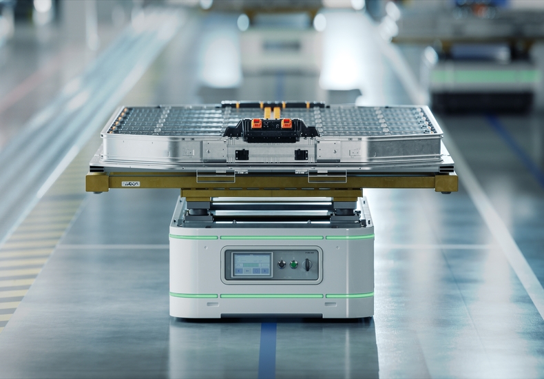 Autonomer mobiler Roboter (AMR) transportiert eine Batterieeinheit in einer modernen Fertigungsanlage.