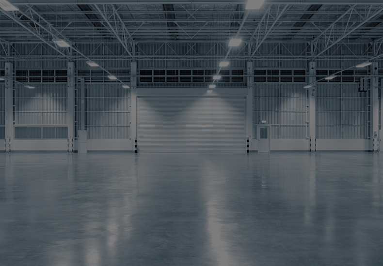 Moderne Industriehalle mit Stahlkonstruktion und großzügiger Produktionsfläche.