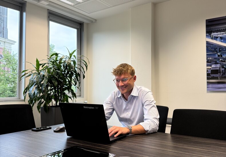 Mitarbeiter arbeitet am Laptop im Büro